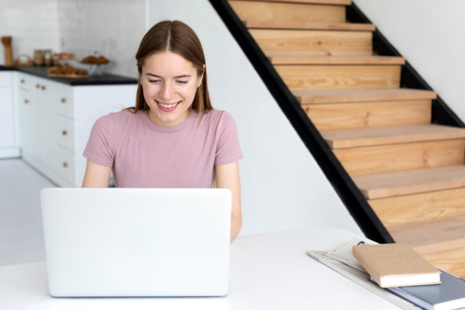 Emprendedores colaborando en sesiones de planificación financiera