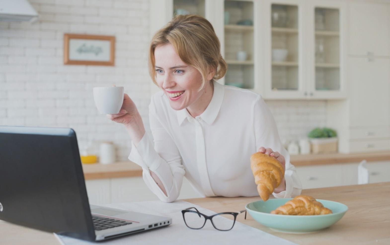 Profesionales colaborando en estrategias financieras